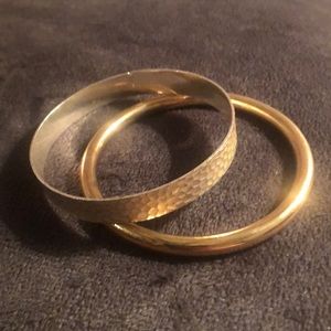 Set of 2 bangle bracelets.